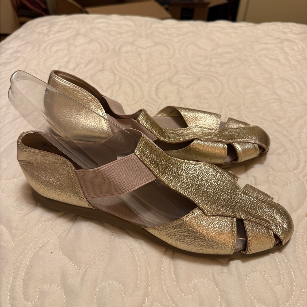 Metallic gold AEROSOLES flats/fisherman sandals 9.5